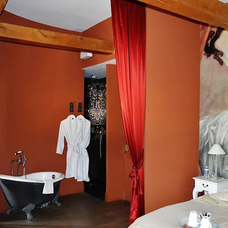 לינה וארוחת בוקר Le Clos Margot 4*