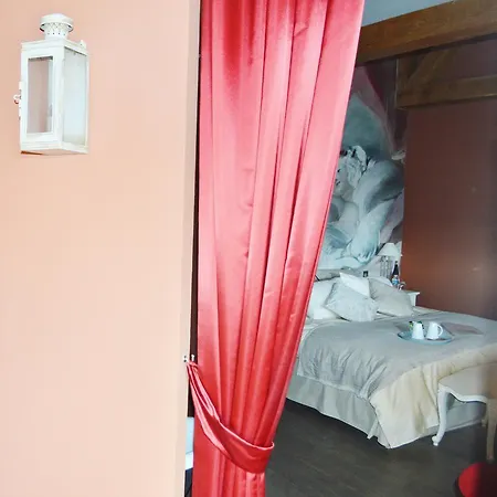 לינה וארוחת בוקר Le Clos Margot 4*